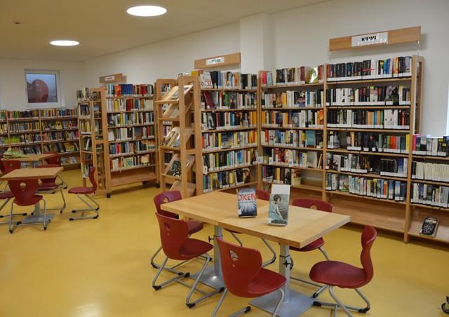 Regale und Tisch mit Sesseln davor