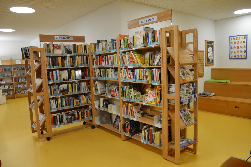 Regale mit Sachbüchern